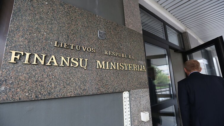Lėšų gynybai ieškos ir mažinant ministerijų išlaidas, bet to imtis žada ne visi ministrai