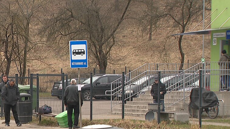 Stotelė yra, bet autobusas stoja nevisada: vengiama įleisti keleivius iš nakvynės namų