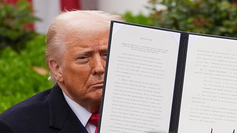 Muitai negyvenamoms saloms ir žemyn sliuogiančios akcijų kreivės: prekybinis Trumpo karas