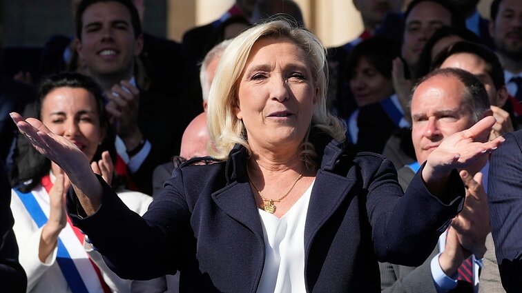 „Sistema išsitraukė branduolinę bombą“: Prancūziją skaldo nuteistos Le Pen skandalas