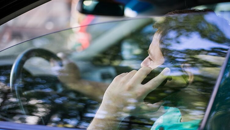 Beda pirštu į telefonus vairuojant naudojančius pažeidėjus: nesuvokia realaus pavojaus