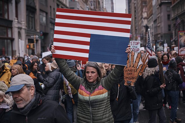 В США прошли массовые протесты против политики Трампа