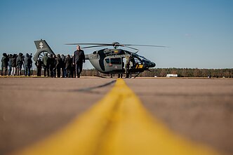 Pasieniečiai pristatė įsigytą sraigtasparnį rusų traukiniams lydėti