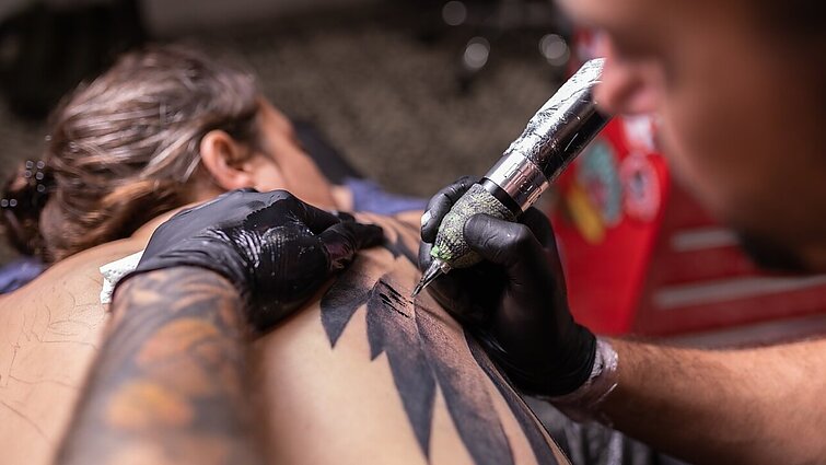 Tyrimas: kenksmingos medžiagos tatuiruočių dažuose normas viršija iki tūkstančio kartų