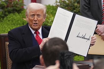 Donaldas Trumpas skelbia muitus