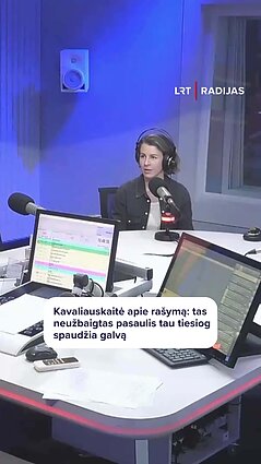 „Varo truputį į priekį ir truputį iš proto“: Akvilė Kavaliauskaitė apie tai, kaip jaučiasi rašydama