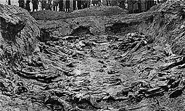 Masowy grób oficerów – ekshumacja 1943 r. Masowy grób oficerów – ekshumacja 1943 r.