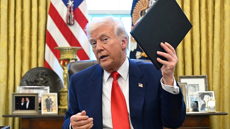 Derybas dėl muitų su Trumpu įvertinęs ekonomistas: reikia supakuoti į gražų popieriuką