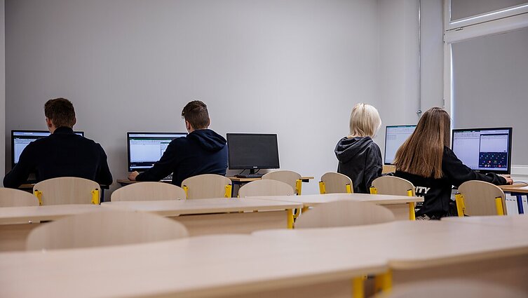 Auga profesinio mokymo populiarumas: vilioja stipriai patobulėjusi mokymo kokybė