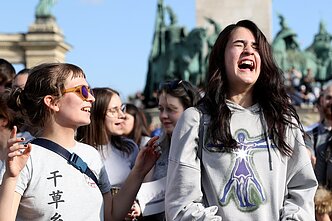 Tūkstančiai žmonių Budapešte protestavo prieš homoseksualų paradų uždraudimą Tūkstančiai žmonių Budapešte protestavo prieš homoseksualų paradų uždraudimą