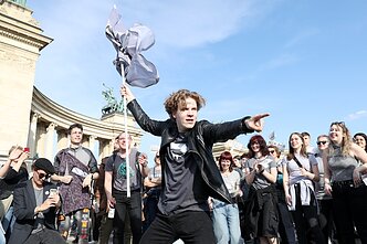 Tūkstančiai žmonių Budapešte protestavo prieš homoseksualų paradų uždraudimą Tūkstančiai žmonių Budapešte protestavo prieš homoseksualų paradų uždraudimą