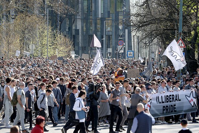 Tūkstančiai žmonių Budapešte protestavo prieš homoseksualų paradų uždraudimą Tūkstančiai žmonių Budapešte protestavo prieš homoseksualų paradų uždraudimą