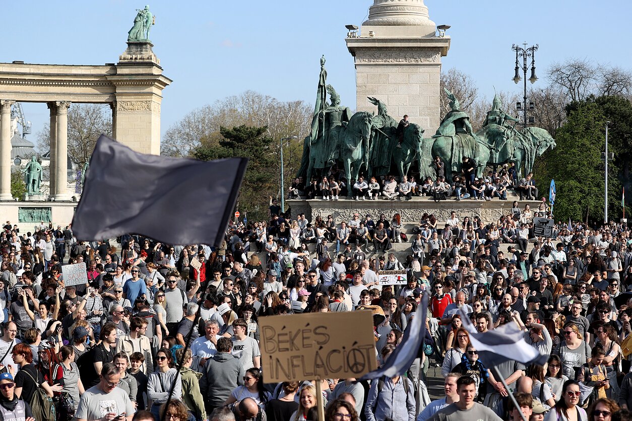 Tūkstančiai žmonių Budapešte protestavo prieš homoseksualų paradų uždraudimą Tūkstančiai žmonių Budapešte protestavo prieš homoseksualų paradų uždraudimą