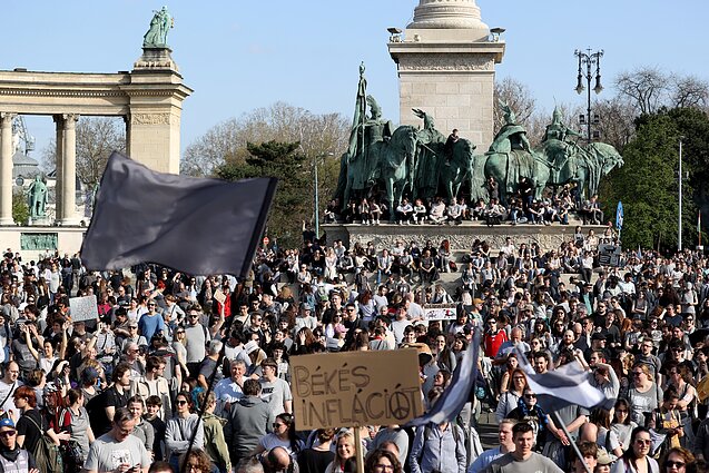 Tūkstančiai žmonių Budapešte protestavo prieš homoseksualų paradų uždraudimą Tūkstančiai žmonių Budapešte protestavo prieš homoseksualų paradų uždraudimą