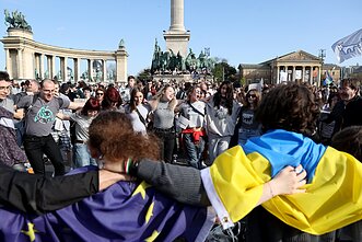 Tūkstančiai žmonių Budapešte protestavo prieš homoseksualų paradų uždraudimą Tūkstančiai žmonių Budapešte protestavo prieš homoseksualų paradų uždraudimą