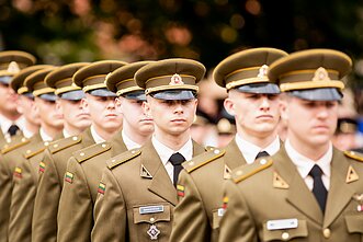 Lietuvos karo akademijos absolventams Daukanto aikštėje suteiktas pirmasis karininko laipsnis