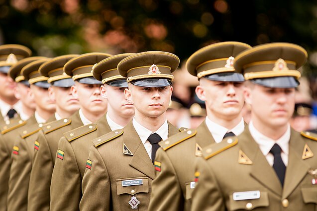 Lietuvos karo akademijos absolventams Daukanto aikštėje suteiktas pirmasis karininko laipsnis