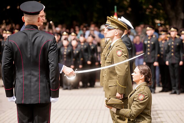 Lietuvos karo akademijos absolventams Daukanto aikštėje suteiktas pirmasis karininko laipsnis