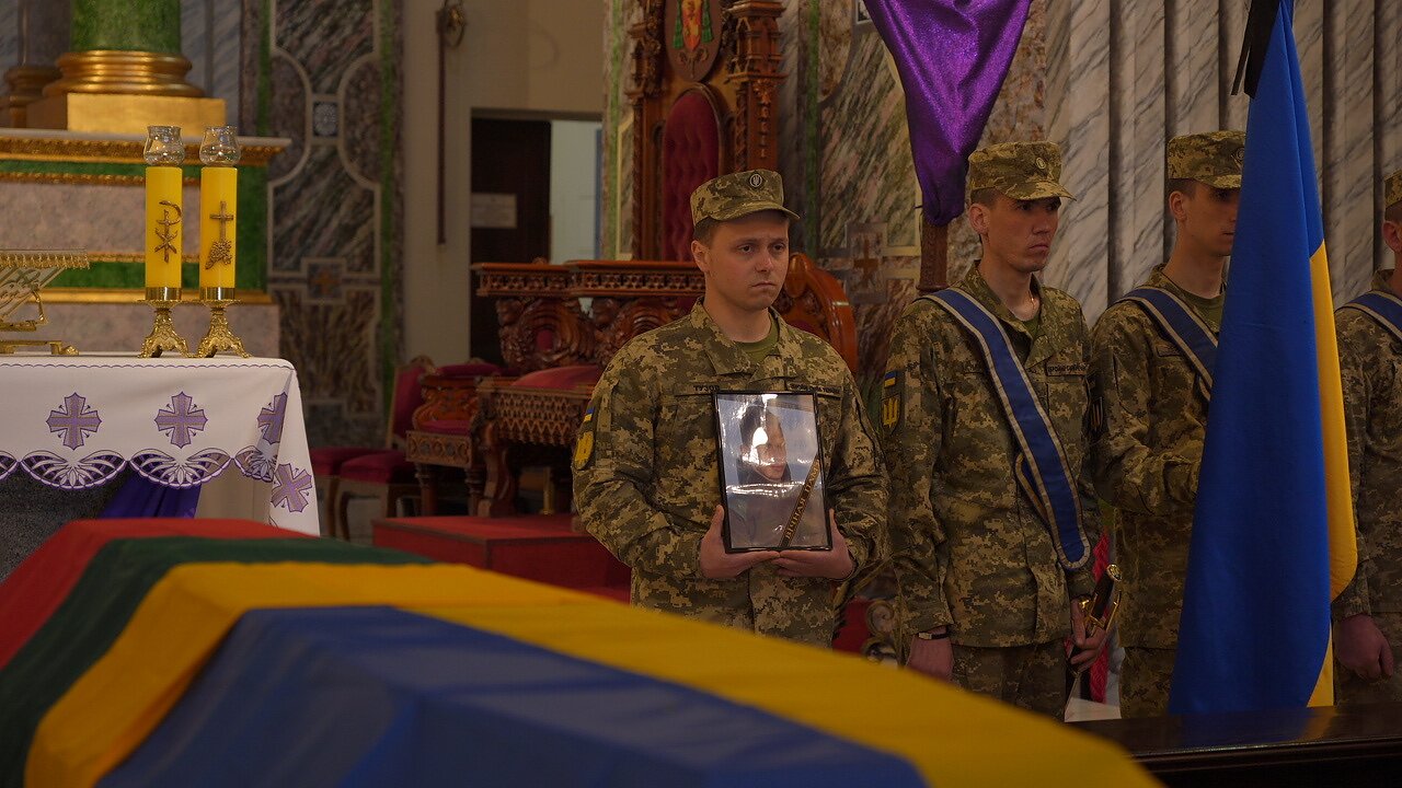 Atsisveikinimas su Ukrainoje žuvusiu lietuviu Tomu Valentėliu