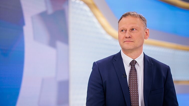 Dienos tema (su vertimu į gestų k.)