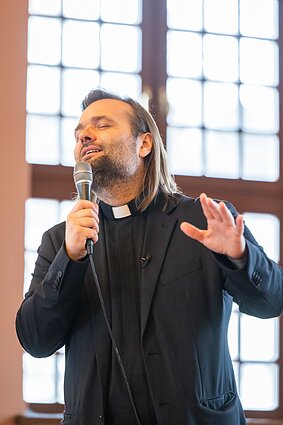 Kunigas Algirdas Toliatas verslių moterų bendruomenės renginyje