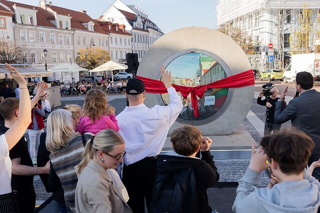 The Portal sculpture has been relocated from Vilnius Railway Station to Town Hall Square