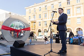 The Portal sculpture has been relocated from Vilnius Railway Station to Town Hall Square