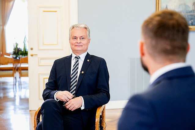 Dienos tema (su vertimu į gestų k.)