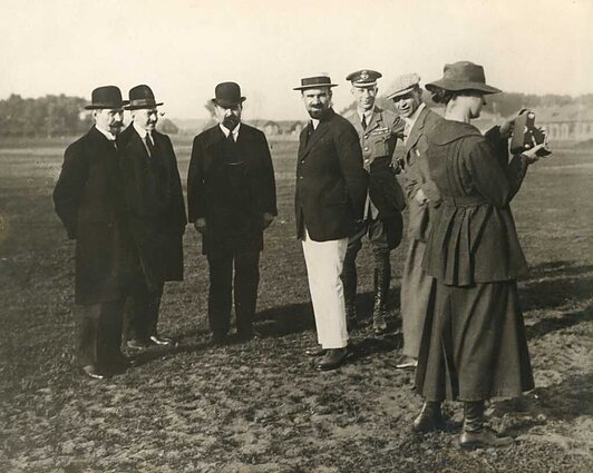 LR Prezidentas Antanas Smetona (pirmas iš kairės). Iš kairės trečias Martynas Yčas. Dešinėje moteris su fotoaparatu – Hypatija Šliūpatė-Yčienė. 1919 m. LR Prezidentas Antanas Smetona (pirmas iš kairės). Iš kairės trečias Martynas Yčas. Dešinėje moteris su fotoaparatu – Hypatija Šliūpatė-Yčienė. 1919 m.