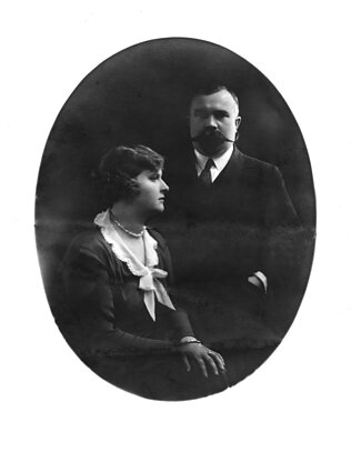 Hypatija Šliūpaitė-Yčienė su vyru Martynu Yču. 20 a. 3 deš. Hypatija Šliūpaitė-Yčienė su vyru Martynu Yču. 20 a. 3 deš.