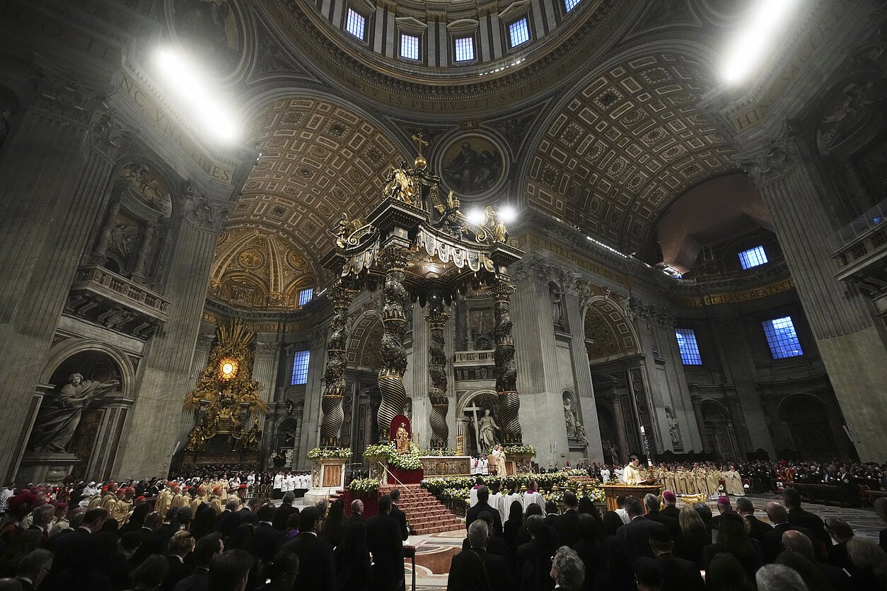 Всенощное пасхальное бдение в соборе Святого Петра в Ватикане