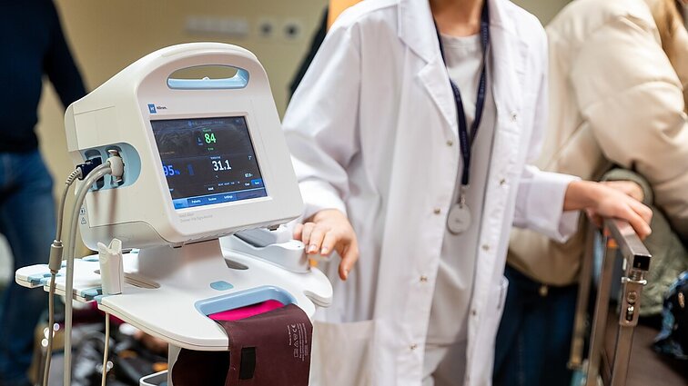 Gydytojai skundžiasi dėl „e. sveikatos“ trikdžių: dirba viršvalandžius, stringa operacijos