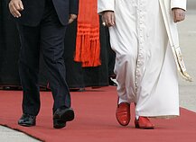Popiežiaus Benedikto XVI dėvimi raudoni batai Popiežiaus Benedikto XVI dėvimi raudoni batai