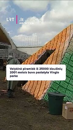 Velykinė piramidė iš 25000 kiaušinių 2001 metais buvo pastatyta Vingio parke