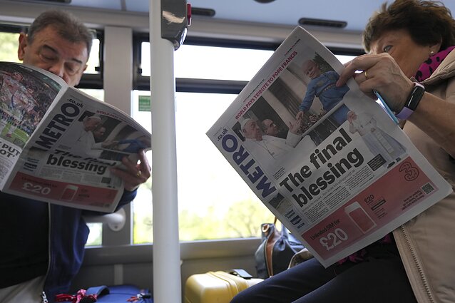 Laikraščiai praneša apie popiežiaus Pranciškaus mirtį