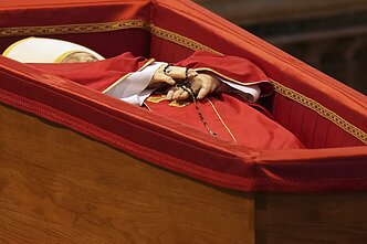 Tūkstančiai piligrimų plūsta į Šv. Petro baziliką atsisveikinti su popiežiumi Pranciškumi