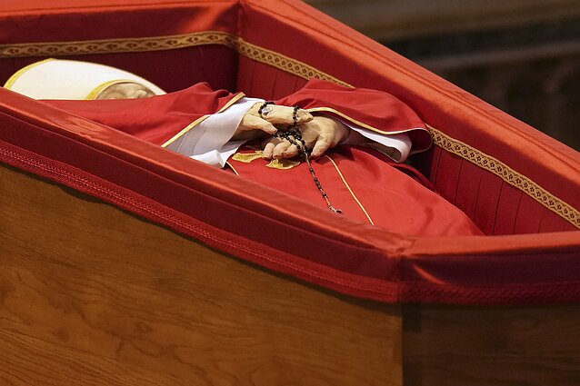 Tūkstančiai piligrimų plūsta į Šv. Petro baziliką atsisveikinti su popiežiumi Pranciškumi