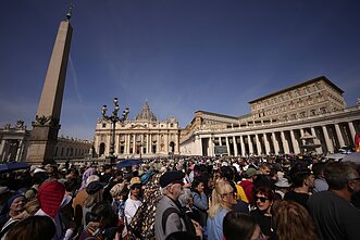 Tūkstančiai piligrimų plūsta į Šv. Petro baziliką atsisveikinti su popiežiumi Pranciškumi