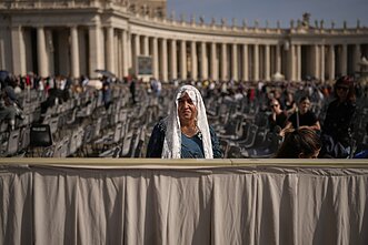 Tūkstančiai piligrimų plūsta į Šv. Petro baziliką atsisveikinti su popiežiumi Pranciškumi