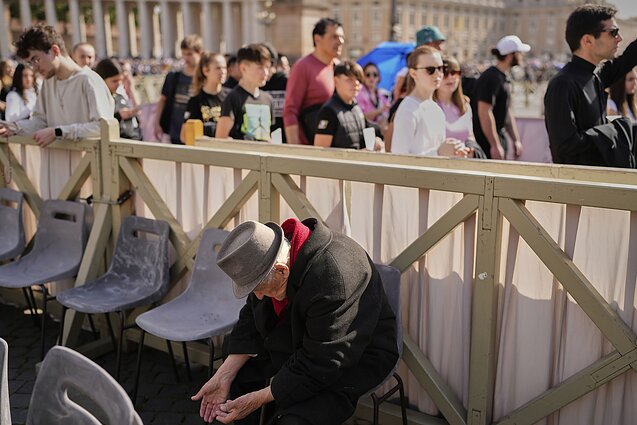 Tūkstančiai piligrimų plūsta į Šv. Petro baziliką atsisveikinti su popiežiumi Pranciškumi