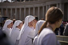 Tūkstančiai piligrimų plūsta į Šv. Petro baziliką atsisveikinti su popiežiumi Pranciškumi