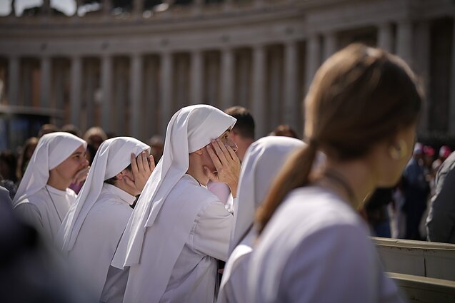 Tūkstančiai piligrimų plūsta į Šv. Petro baziliką atsisveikinti su popiežiumi Pranciškumi