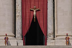 Tūkstančiai piligrimų plūsta į Šv. Petro baziliką atsisveikinti su popiežiumi Pranciškumi