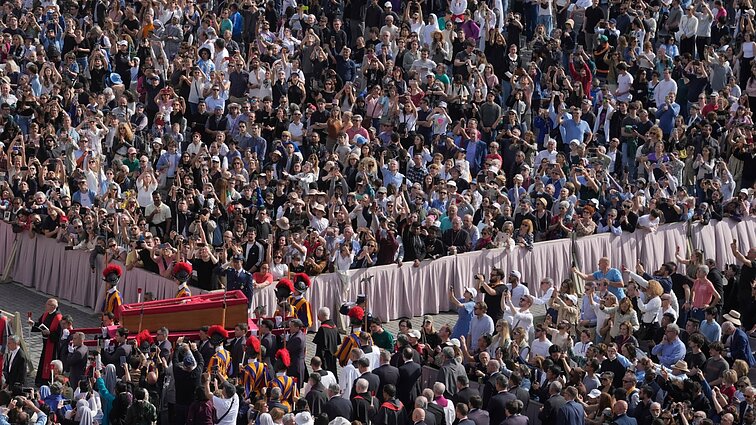 Popiežiaus karstas perkeltas į Šv. Petro baziliką: tūkstančiai žmonių laukia atsisveikinti