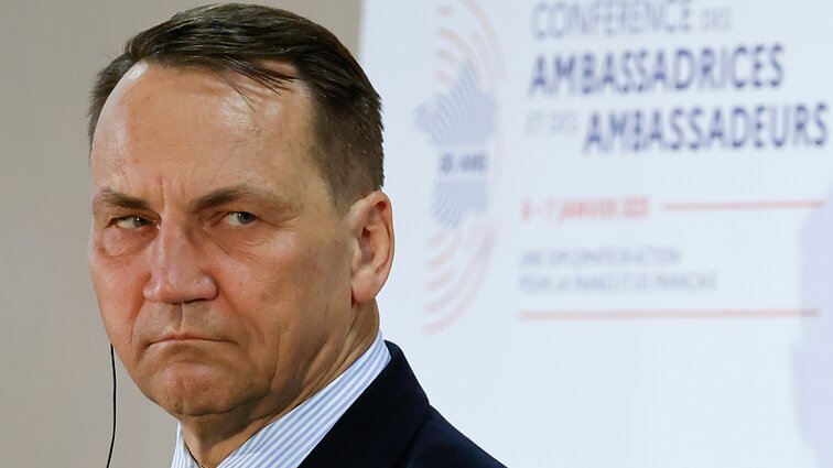 Sikorskis bedė pirštu į rusų imperines ambicijas: „11 laiko juostų ir vis dar negana?“