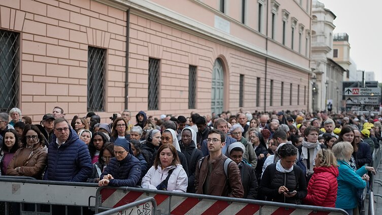 Tikinčiųjų ilgos eilės Vatikane netrikdo: atsisveikinimą su popiežiumi laiko garbe