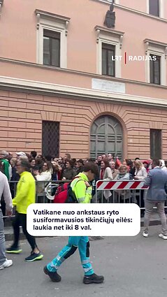 Atsisveikinti su popiežiumi plūsta tūkstančiai: eilėse laukia ir 8 valandas