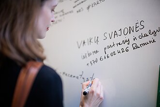 Gitanas Nausėda pasveikino į gerosios praktikos renginį susirinkusius „Lietuvos galios“ bendruomenių atstovus.
