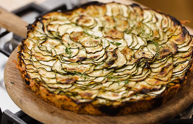 Piknikų pažiba: pagardinkite poilsį gamtoje traškia tarta su feta ir cukinijomis
