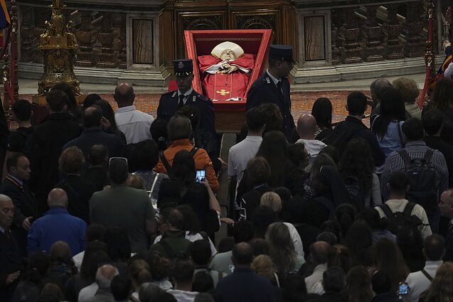 Ludzie z całego świata oddają hołd zmarłemu papieżowi Franciszkowi
